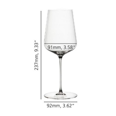 Taça de vinho de vidro transparente com dimensões medidas