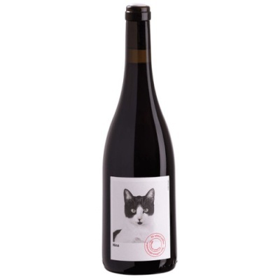 Garrafa de vinho com rótulo de gato preto e branco e carimbo vermelho