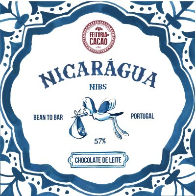 Embalagem de chocolate de leite 'NICARÁGUA NIBS' branco e azul com texto informativo