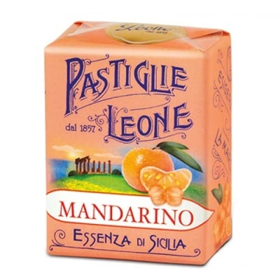 Embalagem cor de pêssego da Pastiglie Leone com tangerinas e texto em azul e vermelho