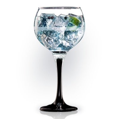 Copo de cocktail com gelo, limão e líquido claro