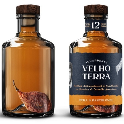 Duas garrafas de vidro âmbar com rolha de madeira e rótulo azul