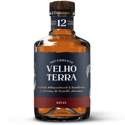 Garrafa de aguardente Velho Terra com rótulo azul escuro e vermelho e tampa imitação madeira