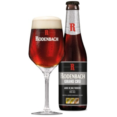 Garrafa de cerveja Rodenbach Grand Cru com copo cheio de cerveja vermelha-âmbar e espuma branca