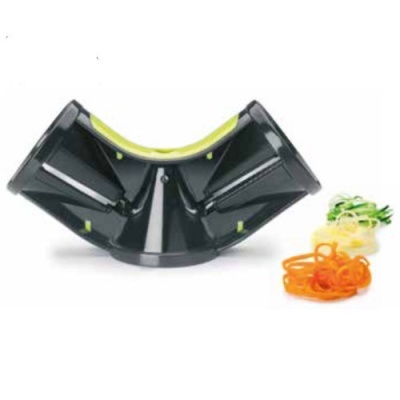 Recortador manual de legumes em espiral preto e verde com fios de legumes cortados em espiral.