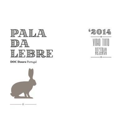 Etiqueta branca de vinho Pala da Lebre com texto e ilustração de lebre