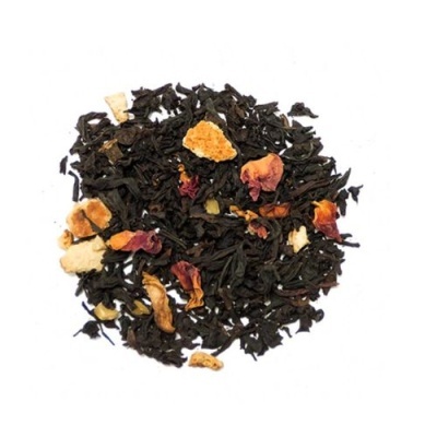 Mistura de chá preto com pedaços de laranja e pétalas de rosa