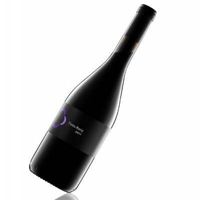 Garrafa de vinho tinto com rótulo preto e texto 'Tinta-Baric 2011'