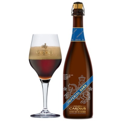 Garrafa de cerveja Golden Carolus Imperial Dark e copo com cerveja escura