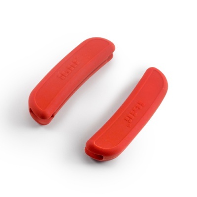 Par de protetores para raios de bicicleta em silicone vermelho com a palavra GIANT
