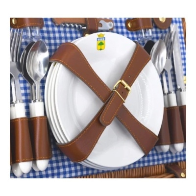 Conjunto de talheres e pratos com cabos brancos e castanhos sobre toalha xadrez azul e branco