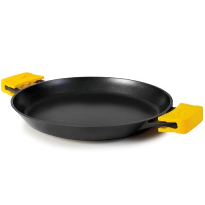 Frigideira preta com pegadores amarelos removíveis