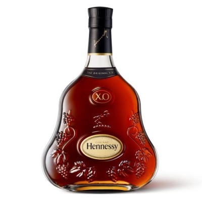 Garrafa de Hennessy XO com desenho de uvas em relevo
