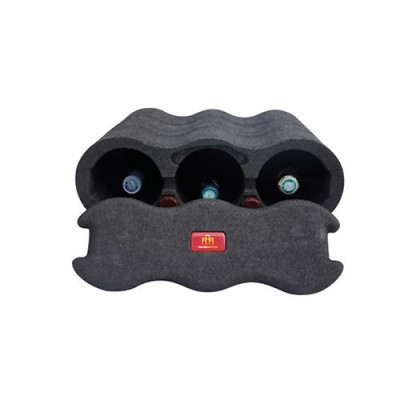 Suporte cinzento para garrafas de vinho com três garrafas e etiqueta vermelha