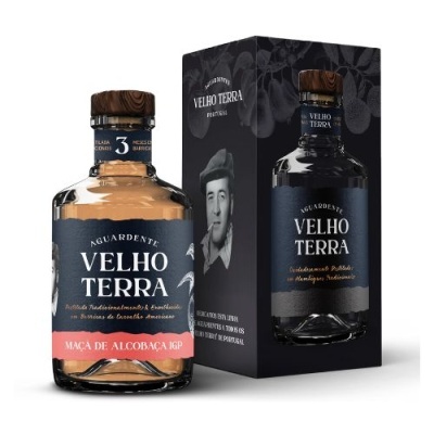 Garrafas de aguardente Velho Terra com rótulo e embalagem pretos