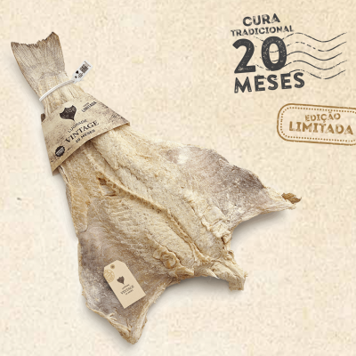 Pele de bacalhau salgada e seca com etiquetas de papel