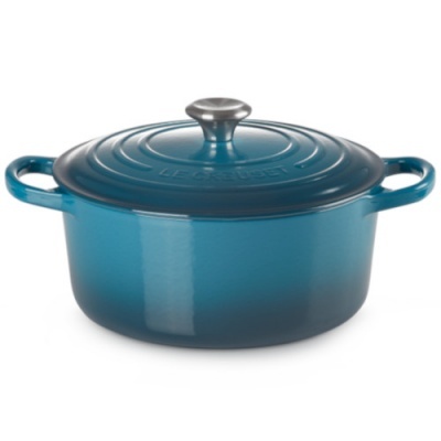 Caçarola azul de ferro fundido com tampa, texto LE CREUSET