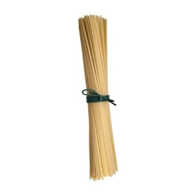 Massa esparguete amarrada com cordão verde