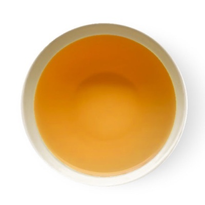 Tigela branca com líquido laranja visto de cima