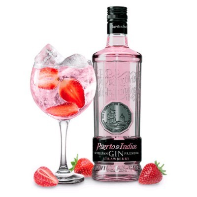 Garrafa de gin rosa Puerto de Indias com copo e morangos