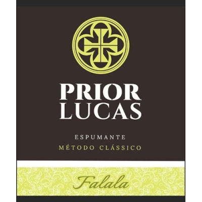 Etiqueta escura de espumante Prior Lucas com detalhes amarelos e texto branco.