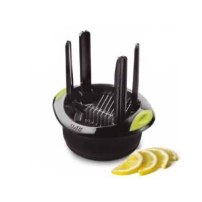 Picadora de alimentos preta com detalhe a verde e lâminas de metal no centro