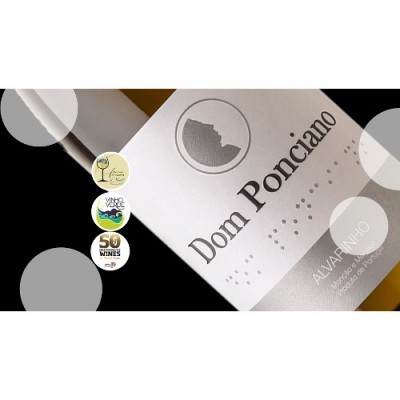 Garrafa de vinho branco Dom Ponciano com rótulo branco e texto em relevo