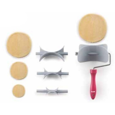 Conjunto para fazer rolinhos de massa com rolo de madeira e moldes de plástico cinzento