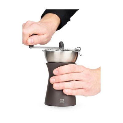 Moinho de café manual preto com topo metálico e manípulo