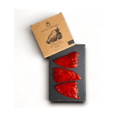 Três pimentos vermelhos assados e embalagem de pimentos do piquillo