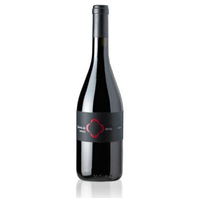 Garrafa de vinho tinto com rótulo preto e símbolo vermelho