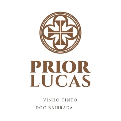 Rótulo de vinho tinto Prior Lucas com logomarca decorativa e texto DOC Bairrada.