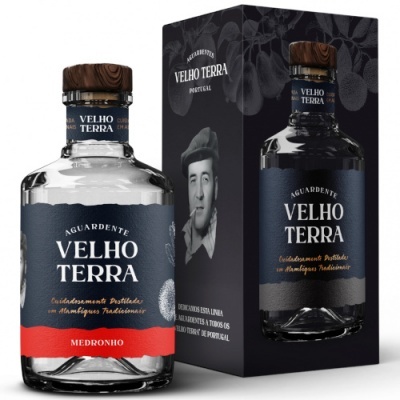 Garrafa de aguardente Velho Terra Medronho com embalagem preta e tampa castanha