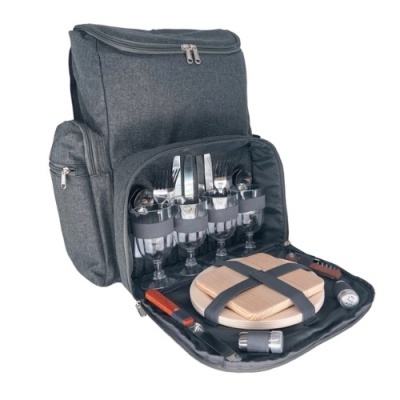 Mochila de piquenique cinzenta com copos, talheres e tábuas visíveis no compartimento aberto