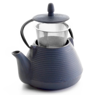 Chaleira azul escuro com filtro metálico para chá