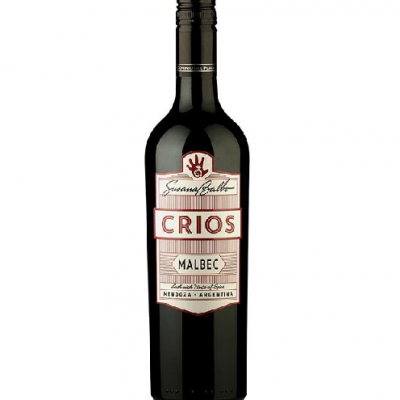 Garrafa de vinho tinto Malbec com rótulo branco e vermelho