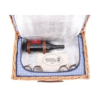 Cesta de piquenique com garrafa, copos e tábua de madeira dentro