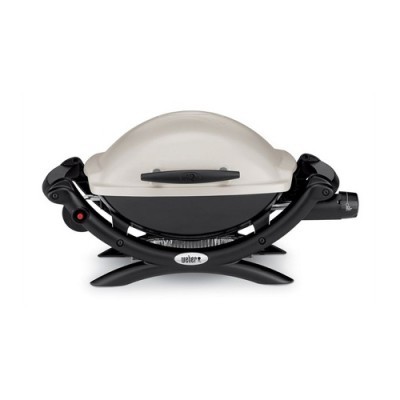 Churrasqueira portátil Weber branca e preta com estrutura de suporte preta