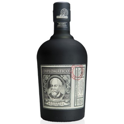 Garrafa preta de rum Diplomático Reserva Exclusiva com rótulo cinza detalhado e selo vermelho
