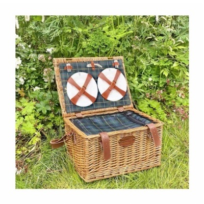 Cesto de piquenique em vime forrado com padrão xadrez, com duas placas presas no interior da tampa