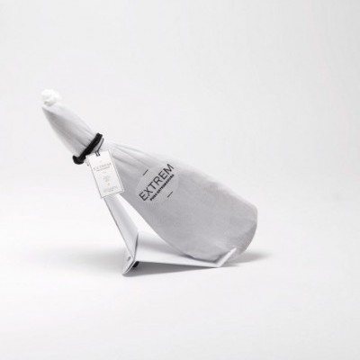 Peça de presunto curado num suporte metálico com envoltório cinzento