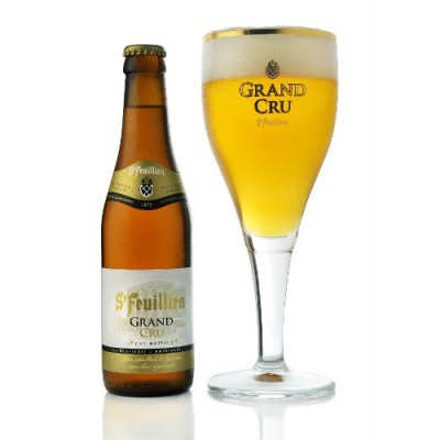 Garrafa e copo de cerveja St Feuillien Grand Cru com espuma