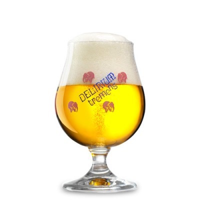 Copo de cerveja tulipa com cerveja dourada e espuma, texto DELIRIUM tremens e elefantes cor-de-rosa