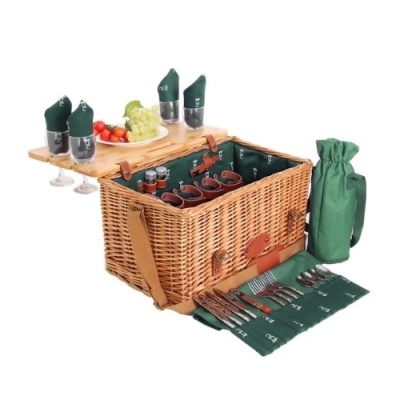 Cesto de piquenique em vime com acessórios verdes e castanhos