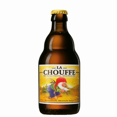 Garrafa de cerveja La Chouffe com rótulo amarelo e duende