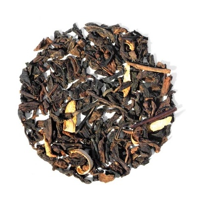 Folhas secas de chá preto com pedaços claros em fundo branco