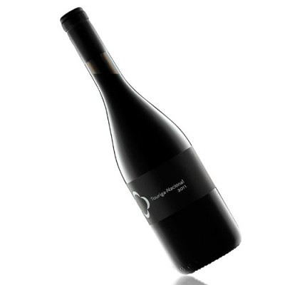 Garrafa de vinho tinto Touriga Nacional 2011 com rótulo preto