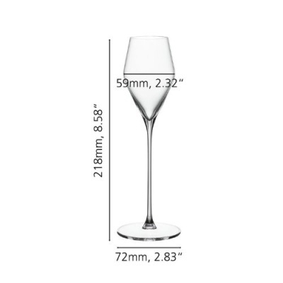 Copo de vidro transparente fino com medidas indicadas.