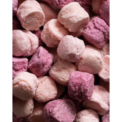 Pastilhas ou comprimidos rosa claro e escuro com textura irregular