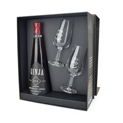 Conjunto de ginja com garrafa e duas taças numa caixa preta